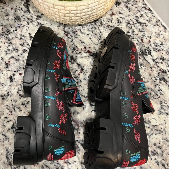 FARM RIO 10 Black Embroidered Lug Sole Slip On Loafer - Picture 8 of 9